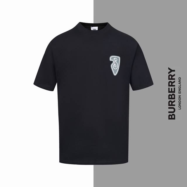 款号#Z1 巴宝莉小标战马印花字母圆领短袖 Burberry官网一致款式 面料：32支双纱280克纯棉面料 同缸同色织染螺纹 颜色一致 工艺：进口机器白墨直喷印
