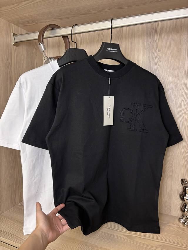 款号：Dc84# Calvin Klein-Ck新款背后立体真空绣大标圆领短袖 280克纯棉双砂面料 背后立体增高真空袖大标重工刺绣，大标内里附衬小Ck，做工复
