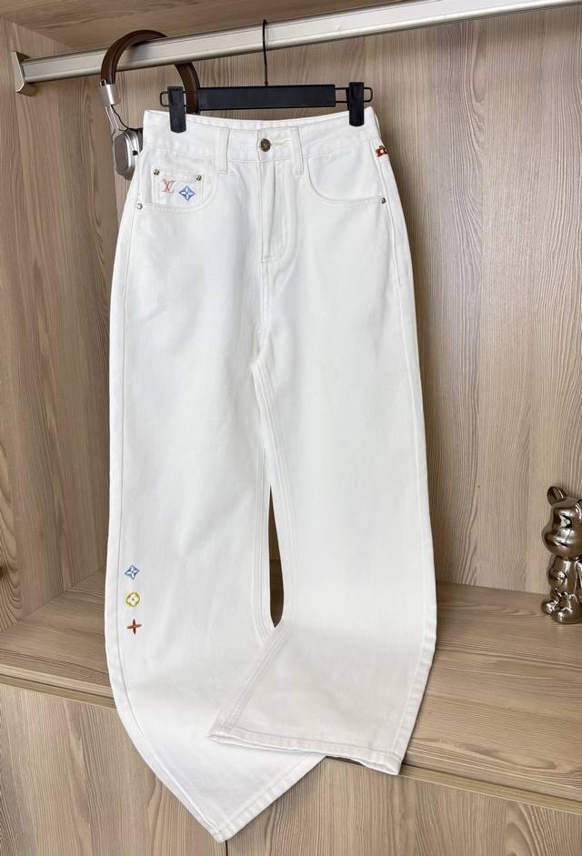 款号:Dc 60# 路易威登Louis Vuitton新款彩虹Lv刺绣字母白色牛仔直筒裤 重磅推荐Lv牛仔裤 复合面料质感好 舒适不紧绷穿着舒适无束缚感，显高显