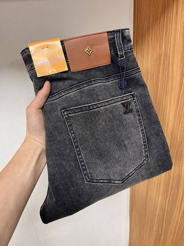Lv 2025春季新品 欧洲站男士商务休闲牛仔裤 当商务遇上休闲，当经典碰撞时尚，2025年春季，我们为您带来全新欧洲站男士商务休闲牛仔裤！ 精选高品质面料，柔