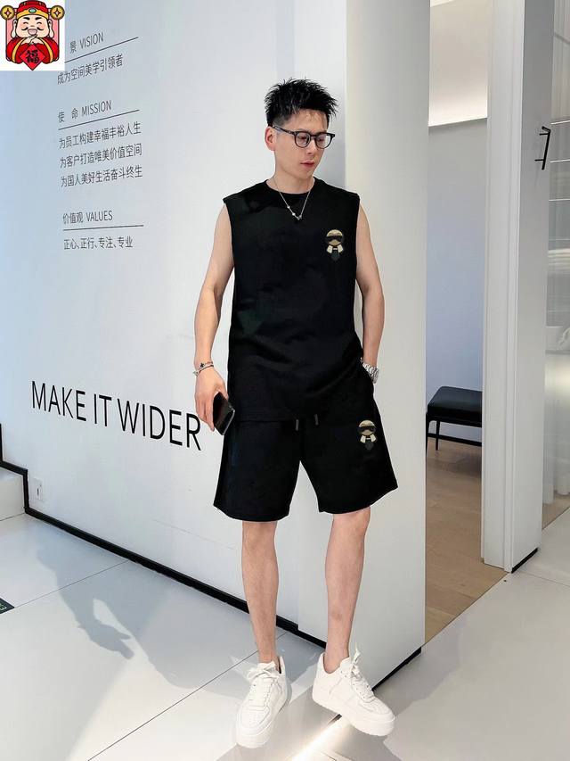 直 品牌 Fendi芬迪 2025春夏季新品背心套装，经典简约款式 任何人都可以轻松驾驶 进口定制丝光棉面料 手软舒适有型 吸汗透气 ，胸前经典品牌字母Logo
