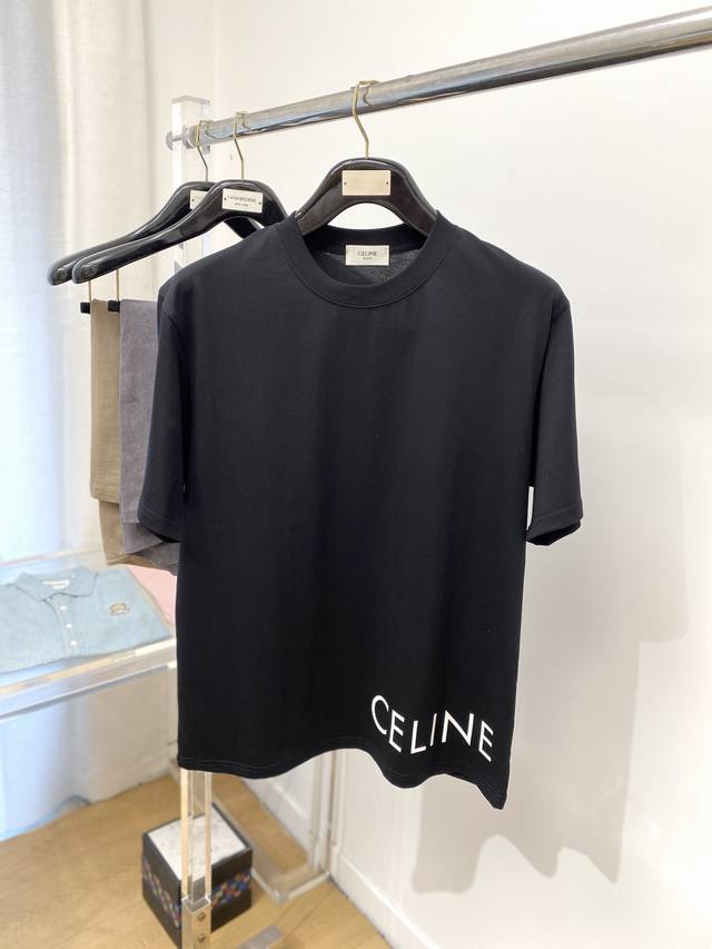 celine 赛琳、2025最新款短袖T恤，帅气时尚，衣下顶级印胶字母Logo，简约百搭款。面料棉 不仅挺括，保持潮流的廓形，又穿着舒适，纱织更细腻，码数S-X