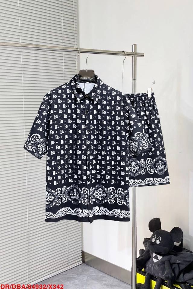 Nina p 2025春夏新款来袭～～这家品质控推荐，这款男士衬衫套装饰有像素格效果标识印花，非常适合夏天穿着 有序格纹的设计， 休闲居家旅游必选，微阔的剪裁，