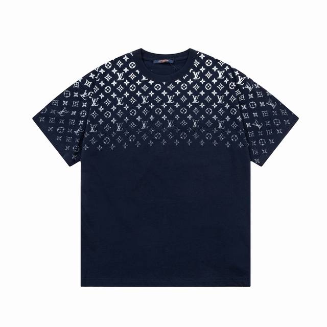隔天到 Louis Vuitton 路易威登 上身半印老花字母渐变印花 大Logo标识精致升级 原版面料 官方同款 短袖T恤 同缸染面料 手感非常舒服 春夏最新