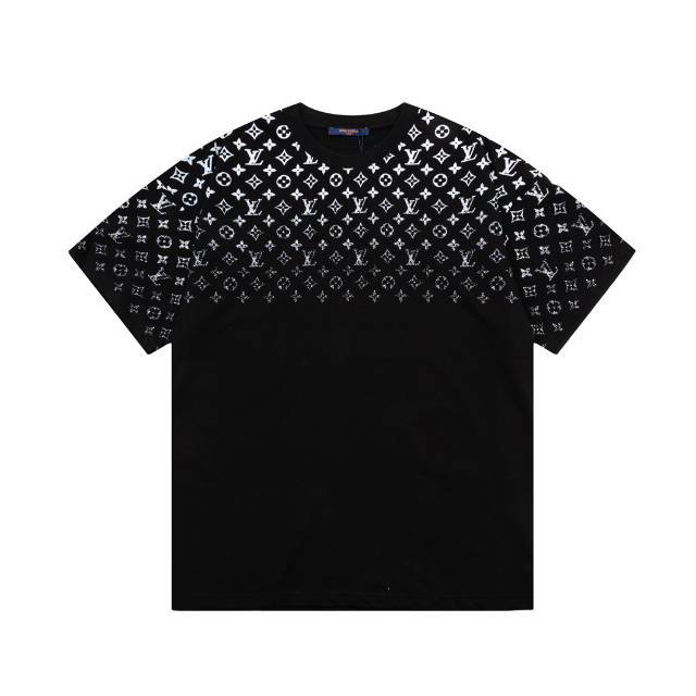 隔天到 Louis Vuitton 路易威登 上身半印老花字母渐变印花 大Logo标识精致升级 原版面料 官方同款 短袖T恤 同缸染面料 手感非常舒服 春夏最新