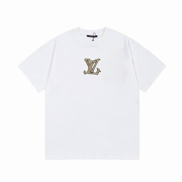 隔天到 Louis Vuitton 路易威登 字母麻绳印花 Logo标识精致升级 原版面料 官方同款 短袖T恤 同缸染面料 手感非常舒服 春夏最新版本 颜色:白