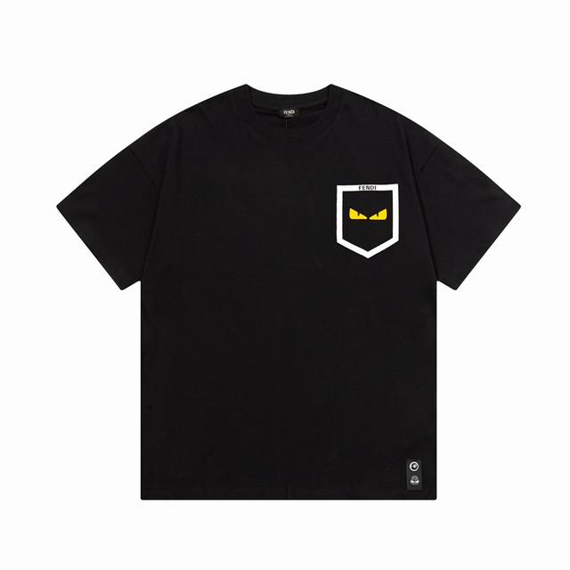 隔天到 Fendi 芬迪 双Ff 口袋恶魔眼睛烫胶印花 Logo标识精致升级 原版面料 官方同款 短袖T恤 定制260克同缸染面料 手感非常舒服 春夏最新版本