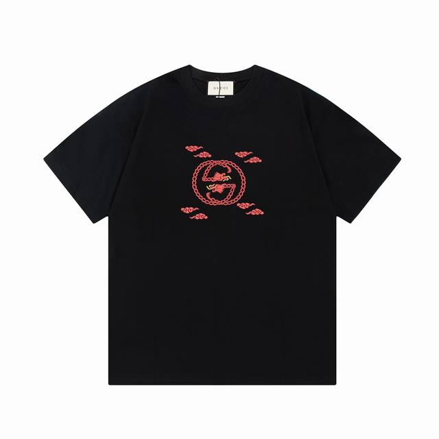 隔天到 Gucci 古驰 龙年限定 双G字母印花 Logo标识精致升级 原版面料 官方同款 短袖T恤 定制 同缸染面料 手感非常舒服 春夏最新版本 颜色: 黑色