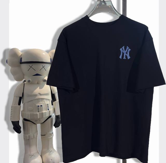 Mlb 洋基背标大Logo满花Ny 面料：采用260克双沙纯棉 绣花：采用田岛精密绣花机 印花：采用进口数码印1-1精准定位 工艺：采用4针6线 普通工厂p完全