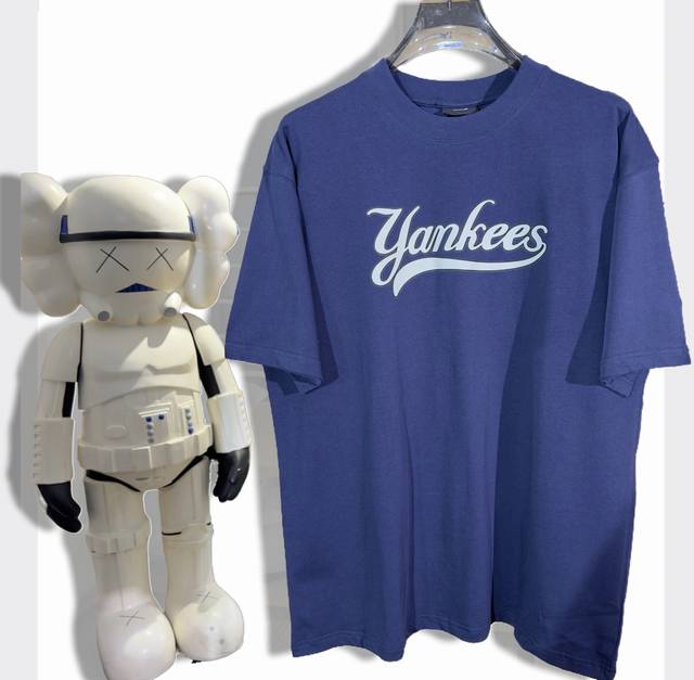 Mlb 洋基Yankees经典Logo 面料：采用260克双沙纯棉 绣花：采用田岛精密绣花机 印花：采用进口数码印1-1精准定位 工艺：采用4针6线 普通工厂p