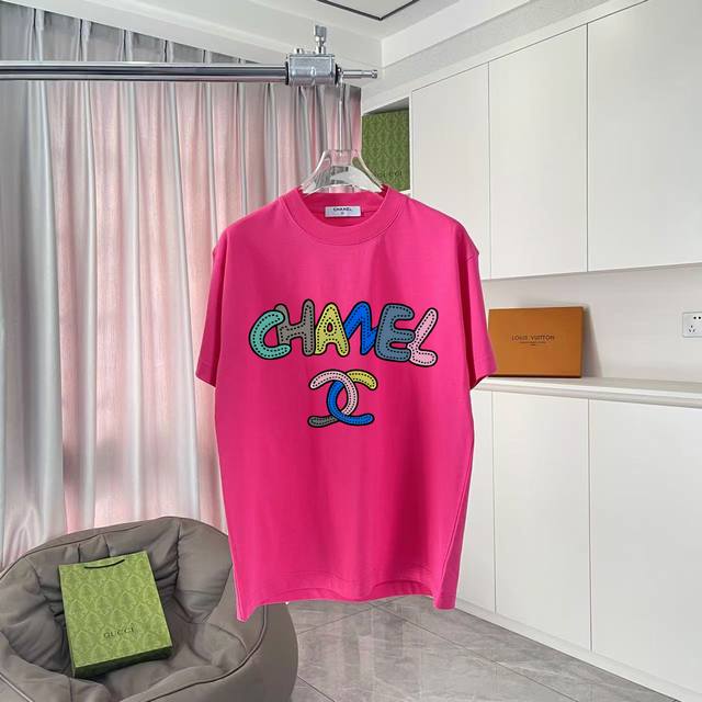 香奈儿 Chanel2025春夏新款 双C字母Logo印花 短袖T恤 定制面料300G 男女同款 尺码：S M L Xl Xxl 五个码 颜色：黑色 白色 粉红