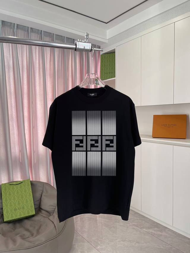 Fd 芬迪2025春夏新款 个性字母Logo印花 定制面料300G 短袖T恤 男女同款 颜色：黑色 白色 粉红色 玫红色 铁灰色 尺码：S M L Xl Xxl