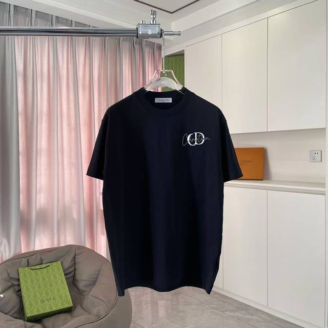 Dio 迪奥2025夏季新款 个性字母Logo印花 短袖T恤 定制面料300G 男女同款 颜色：黑色 白色 湖绿色 天蓝色 尺码: S M L Xl Xxl 五