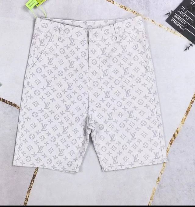款号Cc881 Lv 路易威登 驴家最新满印超柔牛仔短裤 驴家顶级用料超柔高棉水洗牛仔面料每一件水洗费用高达常规工艺三倍之多 触感极致细腻 质感非常好 全身简约