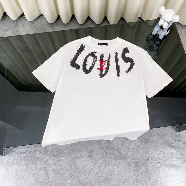 Louis Vuitton 路易威登项链字母胸前经典小刺绣圆领短袖T恤 面料: 300G重磅纯棉，随意对比 采用特定重磅32S精棉平纹针织面料，300克重；搭配