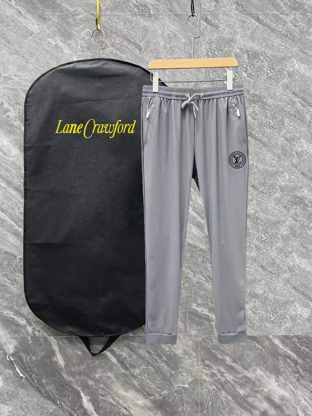 Lv 春夏季新款 两色高品质薄款运动休闲冰丝裤 爽滑舒适抗皱无痕的好裤子 质感柔软 手感微弹 ，清凉冰丝裤 腰部松紧带， 版型设计时尚潮流 走线工整整齐，运动休
