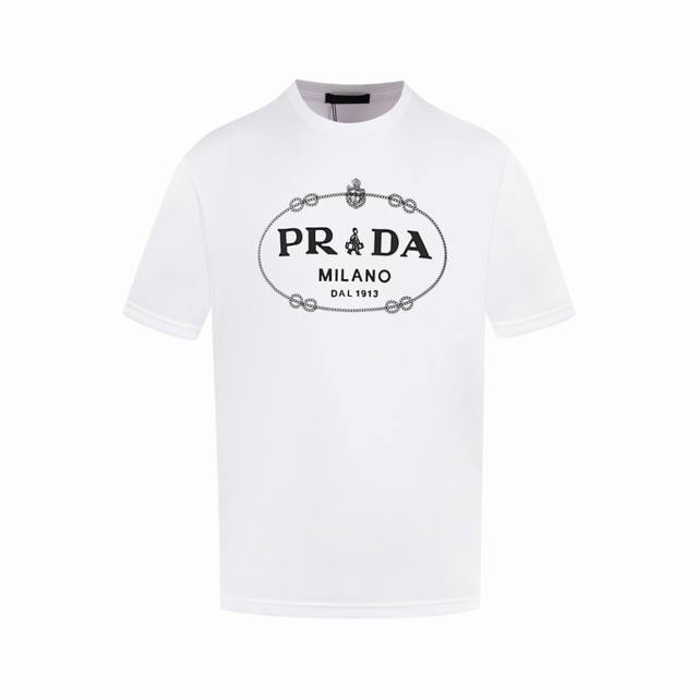 白底图 顶级版本 prada 圆领T恤 这款常规版男士圆领T恤采用精美胸前印花+压胶打造，一贯以新颖方式重释的标志性prada三角形徽标化身，彰显与众不同的品牌