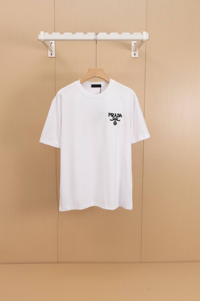 挂拍图 顶级版本 prada 24Fw 圆领T恤 这款常规版男士圆领T恤采用精美胸前刺绣打造，一贯以新颖方式重释的标志性prada三角形徽标化身，彰显与众不同的