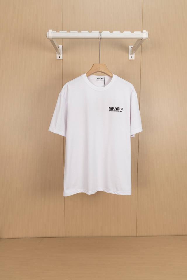 挂拍图 顶级版本 Miu Miu2025新款字母Logo 男女款短袖T恤 高版本高版本 原版面料 发泡印花工艺 网红明星同款 高版本 高 品质 面料采用280克