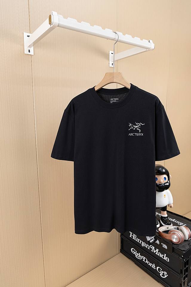 挂拍图 顶级版本 Arc’Teryx始祖鸟Arc25Ss 采用60支双股 胸前字母Logo刺绣 270G全棉面料。上身透气，绝不起球，手感柔软舒适，全衣平车走线