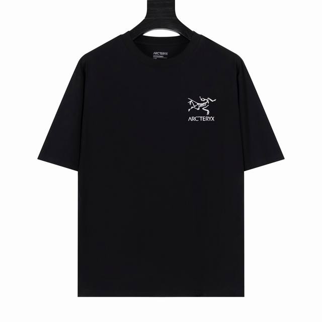 白底图 顶级版本 Arc’Teryx始祖鸟Arc25Ss 采用60支双股 胸前字母Logo刺绣 270G全棉面料。上身透气，绝不起球，手感柔软舒适，全衣平车走线