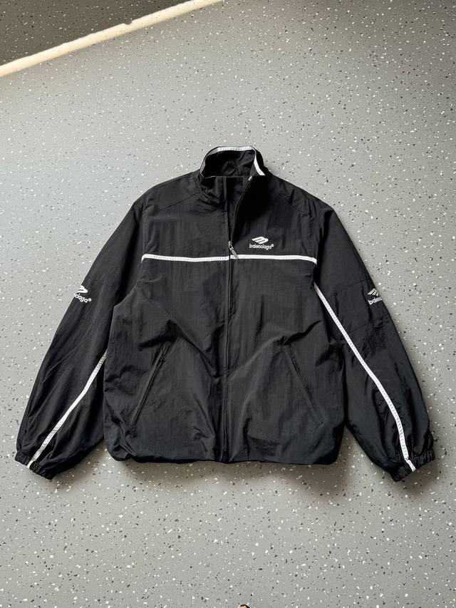 款号308 Balenciaga 巴黎世家 24Ss 3B明星走秀款拼接冲锋衣外套 官网同步 面料采用塔丝隆冲锋衣面料原版一致 加三防涂层工艺 防水必备 内里高