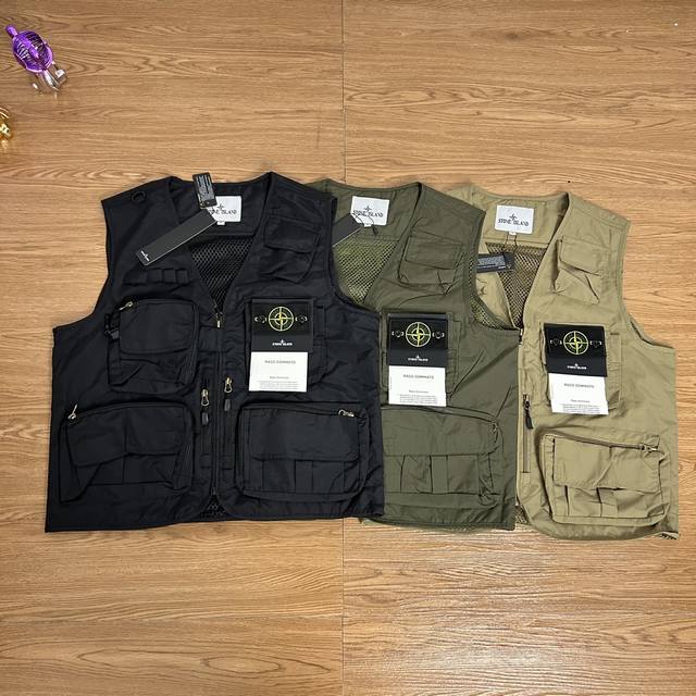 款号Fz407 Stone Island 石头岛多勋章口袋户外机能做战工装马甲 实拍甄选 品质放心 面料采用高品质工装面料 多口袋内里网布设计 非常考验做工工艺