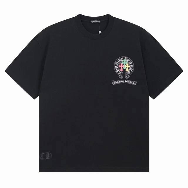款号Ys17 克罗心彩色马蹄十字架字母印花宽松男女休闲短袖圆领短袖T恤三标齐。采用250克32支双纱1:1面料。黑白两色。S-Xl