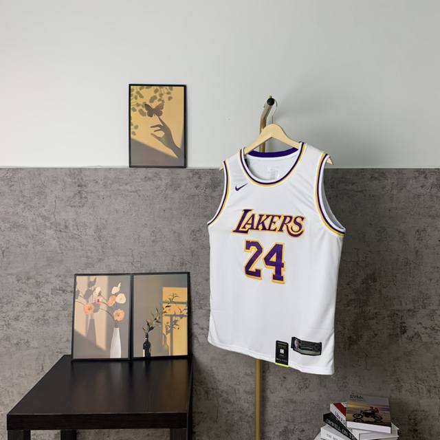 款号S24 顶级刺绣版本 挂拍图 Nba湖人科比24号球衣 耐克官网同步新款 科比24号球衣 陈冠希李易峰各路大神上身同款 字母和英文采用高品质密锈 领口采用圆