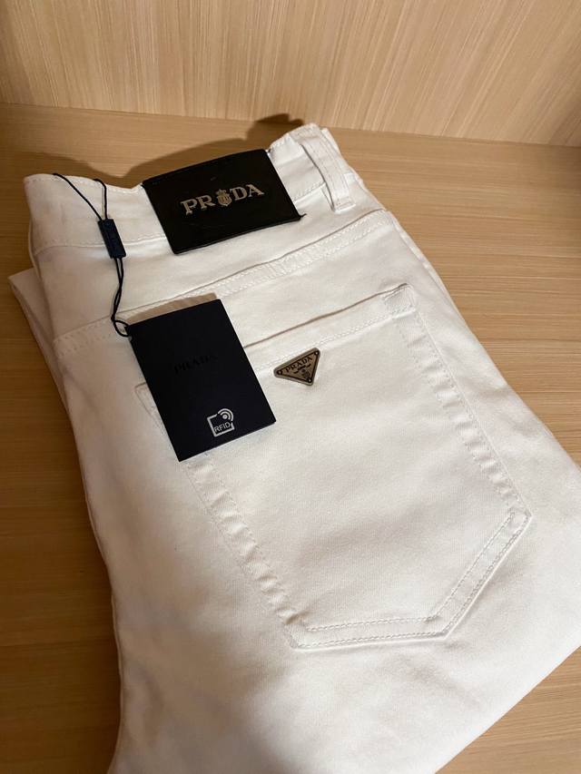 prada 春夏最新款小直筒牛仔裤， 采用客供面料舒适透气，后兜精美刺绣 彰显品牌特征，时尚潮流简单易搭配因此已成为最大卖点之一而性价比又极高，没有颜色冲突的困