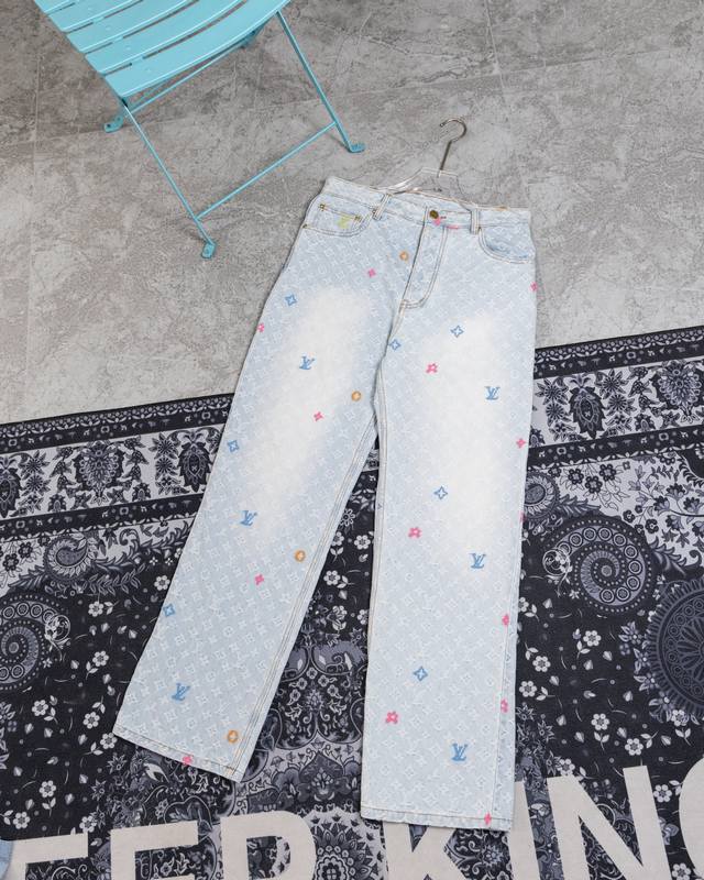 Lv路易威登24Ss Tyler联名绣花牛仔裤子 顶级版本 Tyler联名系列。原版开发斜纹全棉提花丹宁牛仔材质，提花图型大小间距相同，图形宽窄一致，质感十足。