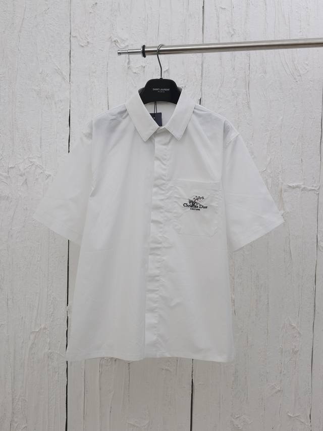 Dio* 迪奥25Ss 春夏新款铃兰花刺绣短袖衬衫 定制高密丝稠衬衫料 细腻柔软 突显 先生的签名 承传以及这一具有历史意义的年份致敬 采用进口机刺绣工艺 使用