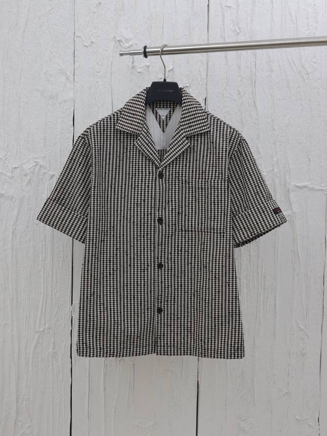 Bv* 25Ss新款千鸟格短袖衬衫 定制专纺斜纹千鸟格面料，采用高支双股埃及棉与微量桑蚕丝混纺，通过剑杆织机以28针 厘米的密度织造，确保格纹对角线清晰无晕染。