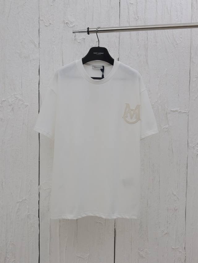 Moner* 蒙口25Ss M字母猫耳朵刺绣短袖 采用280G32支双纱纯棉面料，质感非常柔软舒适，搭配350G1×1螺纹 面料与螺纹同缸定染无色差，螺纹不易变