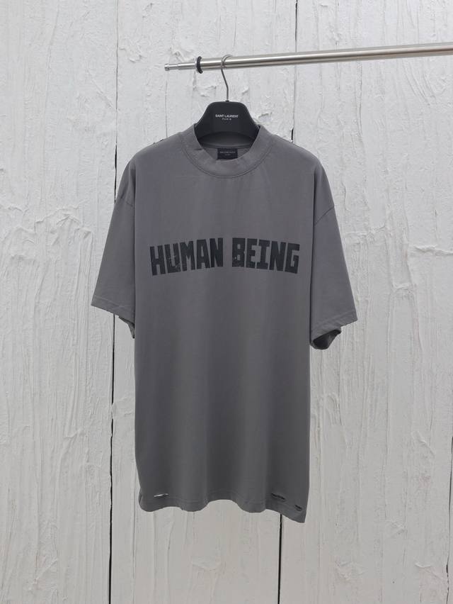 Balenciaga* 巴黎25Ss Human系列字母破坏不规则下摆短袖T恤 采用平纹针织面料，不对称底部 正面饰以Human Being艺术作品印花字 颜色