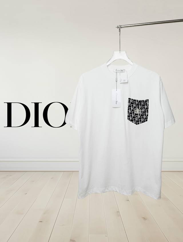 高版本] Dior 迪奥 25Ss前幅囗袋装饰刺绣小蜜蜂后幅刺绣英文字母。短袖T恤采用进口绣花机器 ，细节打板多重定位出货 版本采用280G棉质布料32支精双棉