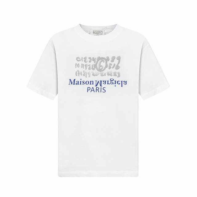 Madison Margiela 马吉拉 25Ss高版全新做法3D双重工艺，反光镜片硅胶+植绒材质重工艺形成的Logo圆领短袖T恤。 定制240克同缸染面料 手