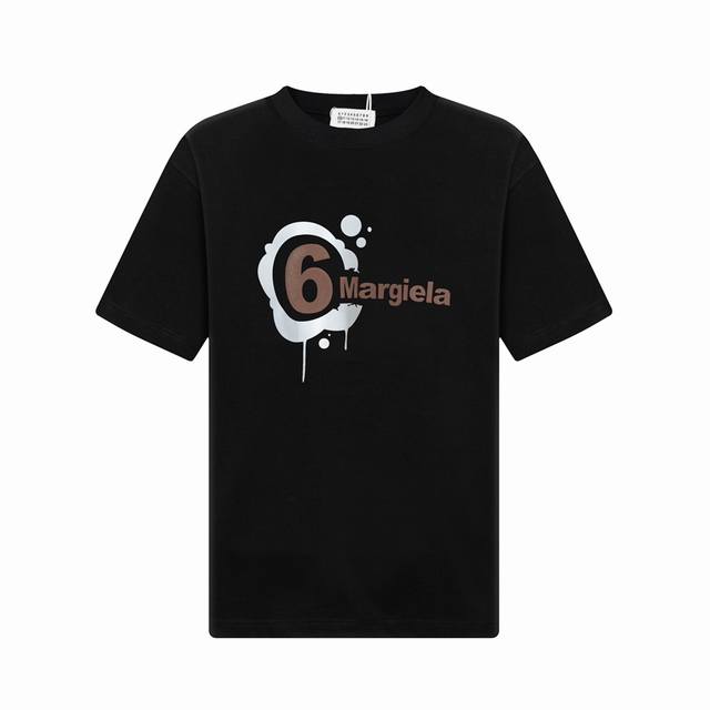 Madison Margiela 马吉拉 25Ss高版全新做法3D双重工艺，镜片反光+发泡材质重工艺形成的Logo圆领短袖T恤。 定制240克同缸染面料 手感非