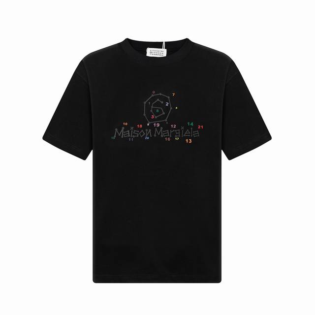 Madison Margiela 马吉拉 25Ss高版全新做法3D双重工艺，白墨+立体硅胶材质重工艺形成的Logo圆领短袖T恤。 定制240克同缸染面料 手感非