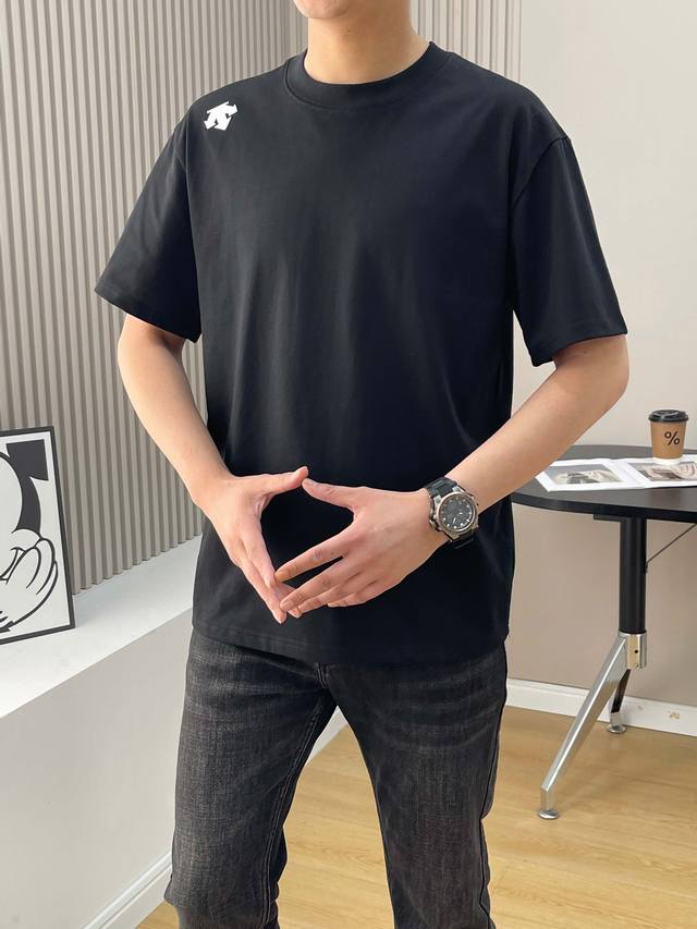 568# Descente迪桑特 立体浮雕压花字母凹凸圆领短袖T恤，男女同款！官网同步，专柜纯棉面料！贴肤舒适，耐看又好穿，经典简约Logo设计，原厂工艺一丝不