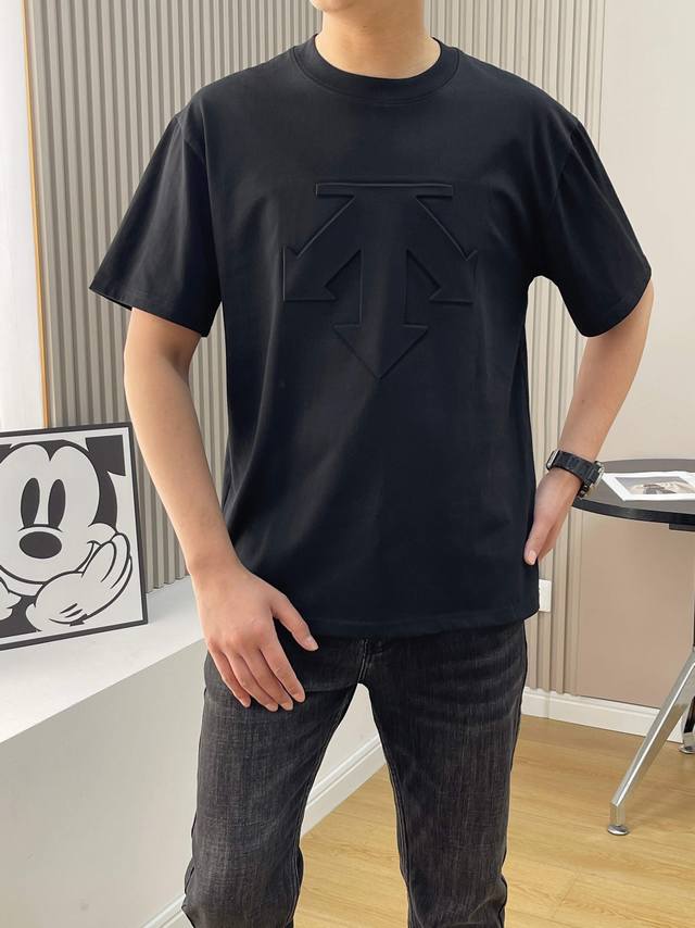567# Descente迪桑特 立体浮雕压花字母凹凸圆领短袖T恤，男女同款！官网同步，专柜纯棉面料！贴肤舒适，耐看又好穿，经典简约Logo设计，原厂工艺一丝不