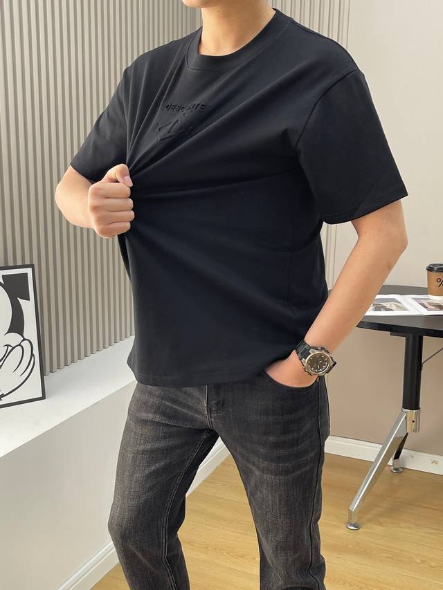 565# Descente迪桑特 立体浮雕压花字母凹凸圆领短袖T恤，男女同款！官网同步，专柜纯棉面料！贴肤舒适，耐看又好穿，经典简约Logo设计，原厂工艺一丝不