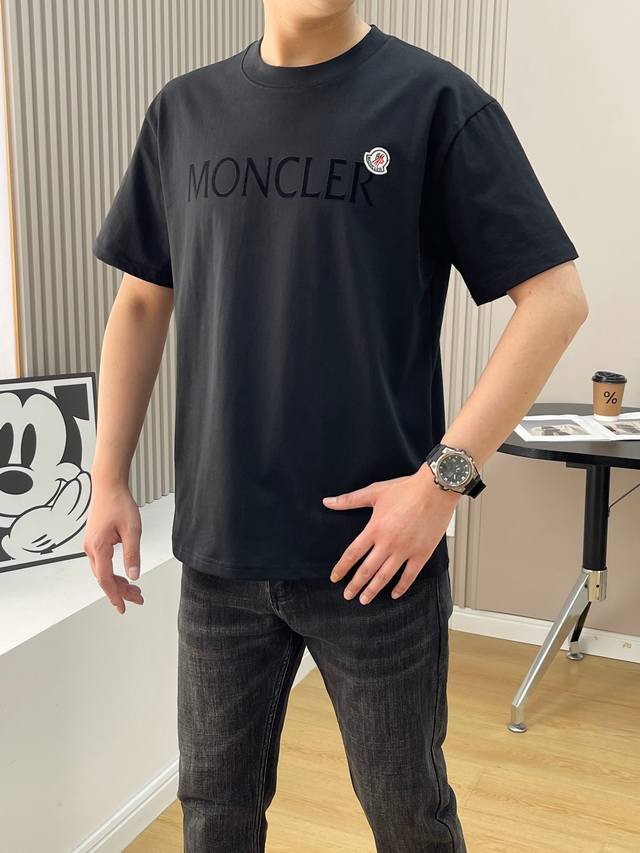 560# Moncler 蒙口 植绒立体浮雕压花字母凹凸圆领短袖T恤，男女同款！官网同步，专柜纯棉面料！贴肤舒适，耐看又好穿，经典简约Logo设计，原厂工艺一丝