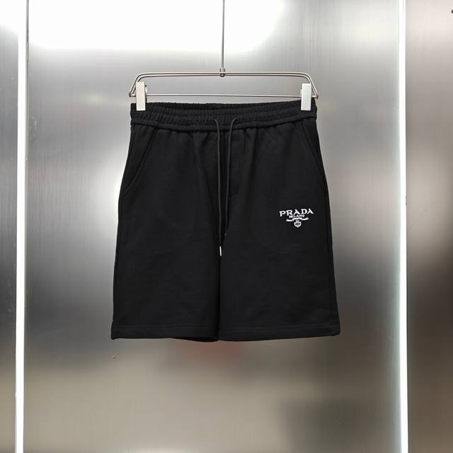 普拉达 prada 2025春夏新款短裤五分裤！ 定制专属400克重毛圈布纯棉面料 经典字母刺绣Logo工艺设计 颜色：黑色 尺码：S-2Xl