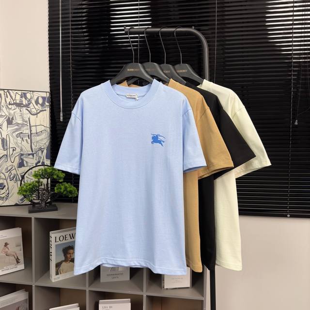 burberry 款号：B625#博柏利官网新款图腾战马植绒发泡印花短袖 面料- 采用320克双股精梳棉面料.索罗纳螺纹订织订染国标一级面料 工艺：采用美国上市