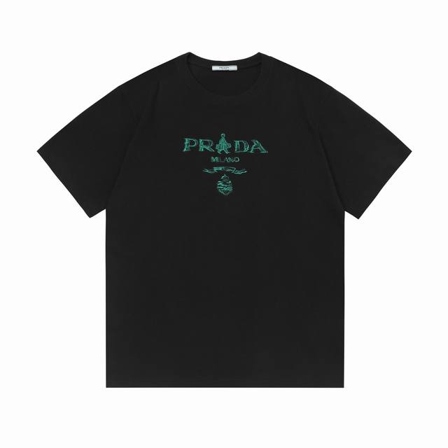 prada 普拉达 2025新款 高密度刺绣简约字母Logo 男女同款 短袖T 定制260克100％双纱纯棉面料 进口田岛机刺绣工艺 定染32支双股螺纹 领标吊