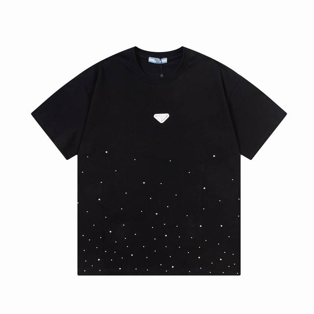 prada 普拉达 2025早春新款 定制310G双纱纯棉面料 定制三角章Logo 前幅星空烫珠 男女同款 短袖 颜色：黑色 尺码：S-Xl