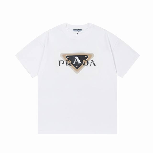 prada 普拉达 2025早春新款 定制310G双纱纯棉面料 数码喷印破坏字母Logo 男女同款 短袖T恤 颜色：白色 尺码：S-Xl