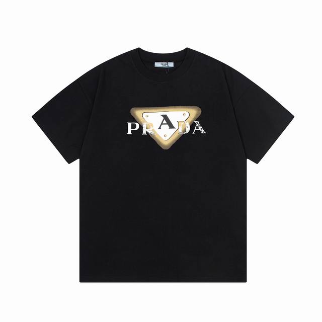 prada 普拉达 2025早春新款 定制310G双纱纯棉面料 数码喷印破坏字母Logo 男女同款 短袖 颜色：黑色 尺码：S-Xl