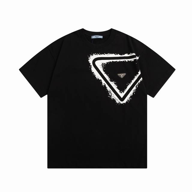 高版本 prada 普拉达 2025早出新款 定制310G双纱纯棉面料 泼墨三角形 定制金属三角章 男女同款 短袖T恤 颜色：黑色 尺码：S-Xl